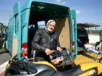 Preview of:
Adr08.jpg
1,024 x 768 JPEG-compressed image
(156,020 bytes)