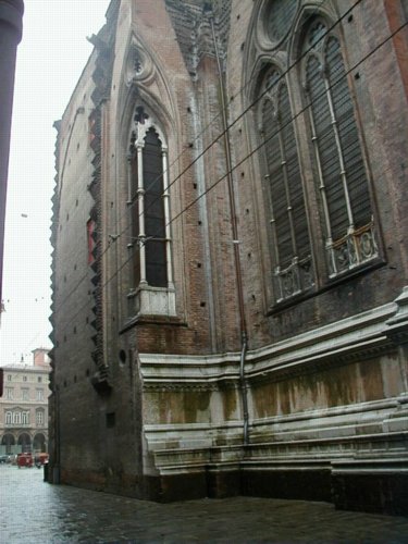 bologna08.jpg 
375 x 500 JPEG-compressed image 
(48,303 bytes)