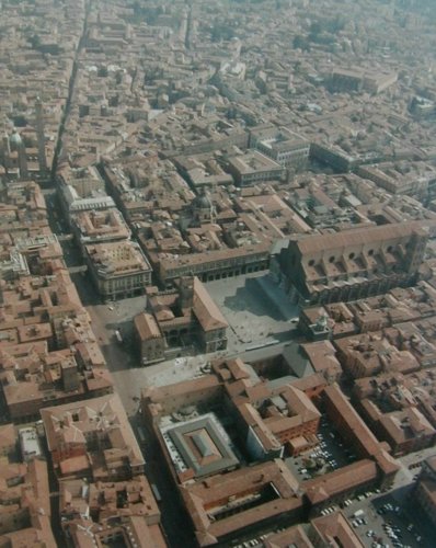 bologna09.jpg 
398 x 500 JPEG-compressed image 
(56,117 bytes)