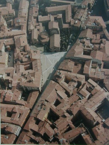 bologna10.jpg 
376 x 500 JPEG-compressed image 
(50,376 bytes)