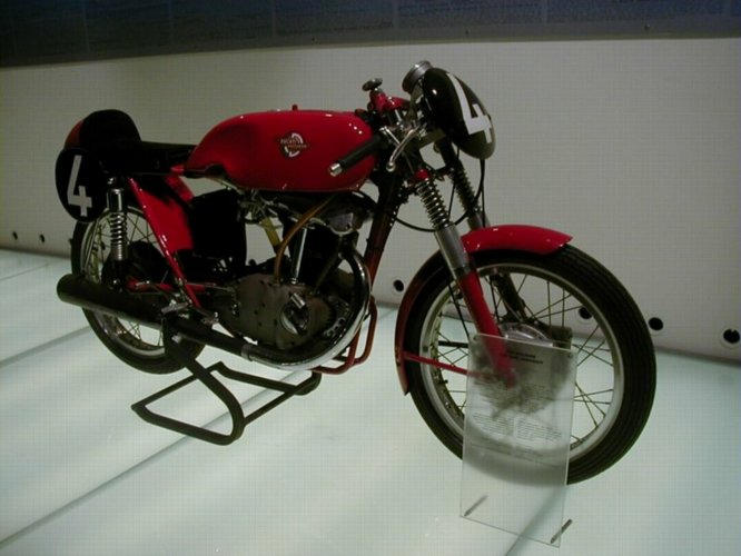 ducati02.jpg 
666 x 500 JPEG-compressed image 
(52,425 bytes)