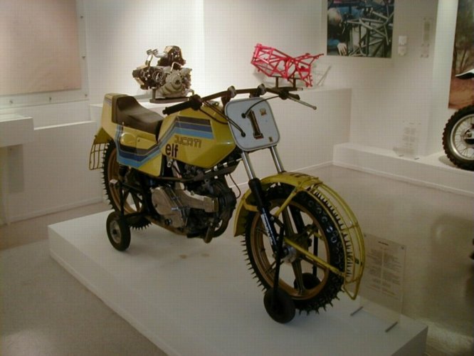 ducati05.jpg 
666 x 500 JPEG-compressed image 
(52,985 bytes)