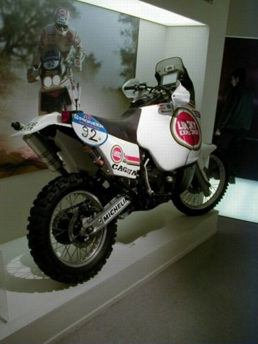 ducati06.jpg 
375 x 500 JPEG-compressed image 
(34,090 bytes)