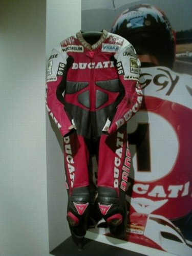 ducati07.jpg 
375 x 500 JPEG-compressed image 
(33,129 bytes)