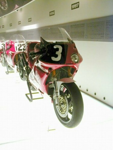 ducati08.jpg 
375 x 500 JPEG-compressed image 
(33,840 bytes)