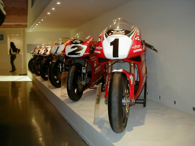 ducati11.jpg 
666 x 500 JPEG-compressed image 
(53,591 bytes)