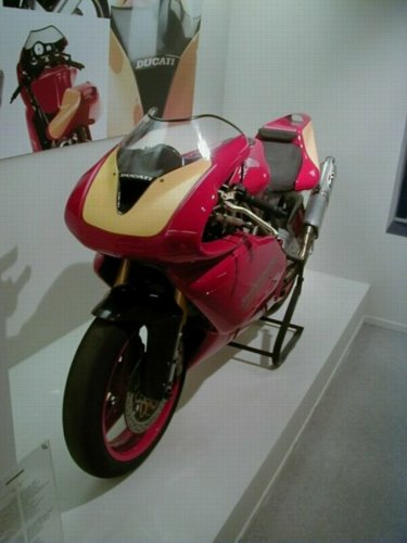 ducati12.jpg 
375 x 500 JPEG-compressed image 
(30,430 bytes)