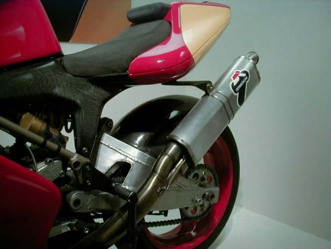 ducati13.jpg 
666 x 500 JPEG-compressed image 
(53,022 bytes)