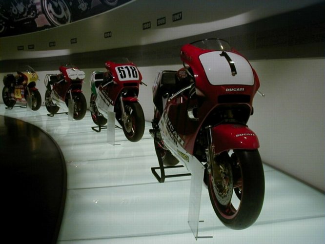 ducati16.jpg 
666 x 500 JPEG-compressed image 
(49,911 bytes)