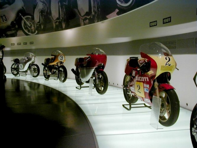 ducati17.jpg 
666 x 500 JPEG-compressed image 
(58,455 bytes)