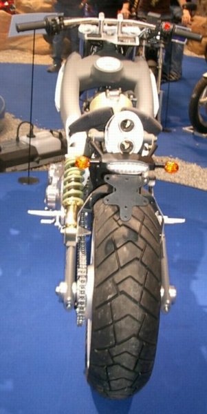 intermot0401.jpg 
301 x 600 JPEG-compressed image 
(40,382 bytes)