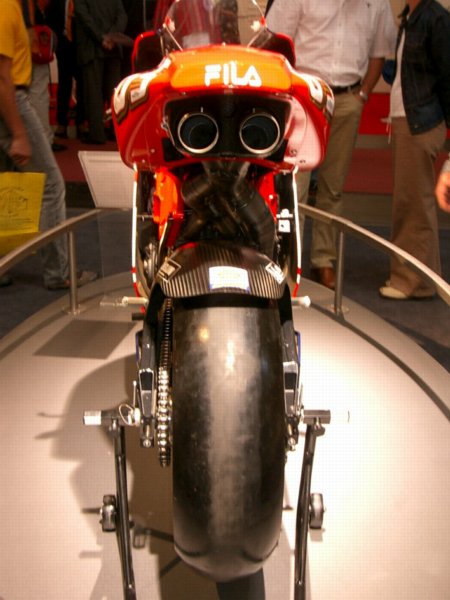 intermot0410.jpg 
450 x 600 JPEG-compressed image 
(54,904 bytes)