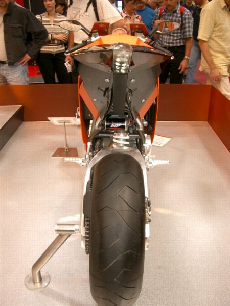 intermot0422.jpg 
450 x 600 JPEG-compressed image 
(55,100 bytes)