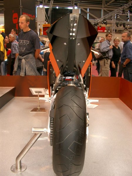 intermot0424.jpg 
450 x 600 JPEG-compressed image 
(57,708 bytes)