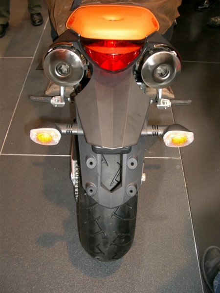 intermot0426.jpg 
450 x 600 JPEG-compressed image 
(49,416 bytes)