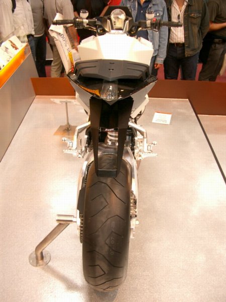 intermot0428.jpg 
450 x 600 JPEG-compressed image 
(54,952 bytes)