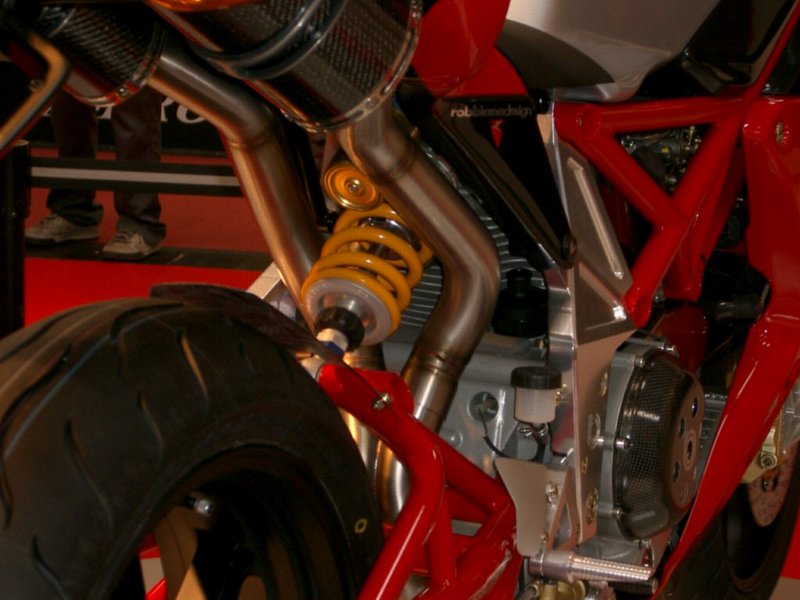 intermot0435.jpg 
800 x 600 JPEG-compressed image 
(76,486 bytes)