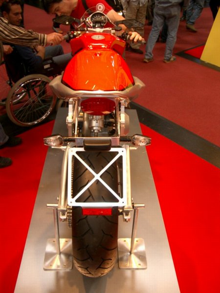 intermot0436.jpg 
450 x 600 JPEG-compressed image 
(52,338 bytes)