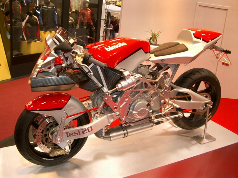 intermot0440.jpg 
800 x 600 JPEG-compressed image 
(105,419 bytes)