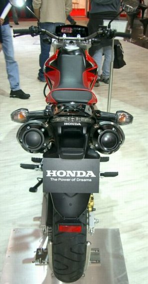 intermot0465.jpg 
297 x 570 JPEG-compressed image 
(41,200 bytes)