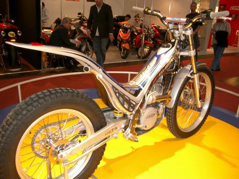 intermot0467.jpg 
800 x 600 JPEG-compressed image 
(112,478 bytes)