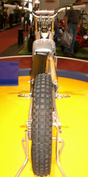 intermot0468.jpg 
289 x 580 JPEG-compressed image 
(36,165 bytes)