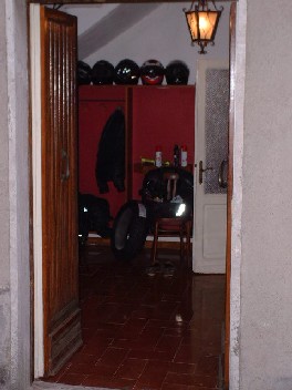 Reifenlager im Hausgang
